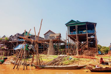 Tonle Sap Gölü. Kampong Phluk kuraklık döneminde yüzen balıkçı köyü. Kale cambazları, insanlar ve tekneler. Zavallı ülke. Siem Reap, Kamboçya yakınlarındaki Kamboçya 'da yaşam ve iş sakinleri