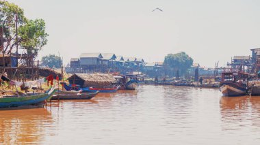 Tonle Sap Gölü. Kampong Phluk kuraklık döneminde yüzen balıkçı köyü. Kale cambazları, insanlar ve tekneler. Zavallı ülke. Siem Reap, Kamboçya yakınlarındaki Kamboçya 'da yaşam ve iş sakinleri