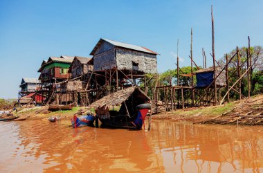 Tonle Sap Gölü. Kampong Phluk kuraklık döneminde yüzen balıkçı köyü. Kale cambazları, insanlar ve tekneler. Zavallı ülke. Siem Reap, Kamboçya yakınlarındaki Kamboçya 'da yaşam ve iş sakinleri