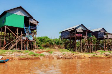 Tonle Sap Gölü. Kampong Phluk kuraklık döneminde yüzen balıkçı köyü. Kale cambazları, insanlar ve tekneler. Zavallı ülke. Siem Reap, Kamboçya yakınlarındaki Kamboçya 'da yaşam ve iş sakinleri