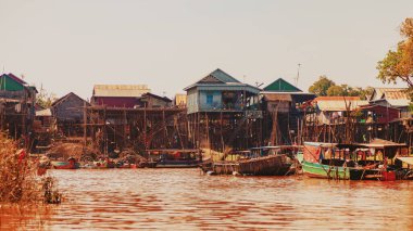 Tonle Sap Gölü. Kampong Phluk kuraklık döneminde yüzen balıkçı köyü. Kale cambazları, insanlar ve tekneler. Zavallı ülke. Siem Reap, Kamboçya yakınlarındaki Kamboçya 'da yaşam ve iş sakinleri