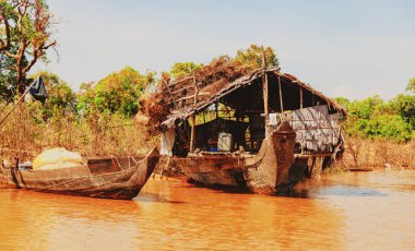 Tonle Sap Gölü. Kampong Phluk kuraklık döneminde yüzen balıkçı köyü. Kale cambazları, insanlar ve tekneler. Zavallı ülke. Siem Reap, Kamboçya yakınlarındaki Kamboçya 'da yaşam ve iş sakinleri