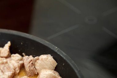Kızarmış et, ev yapımı ekşi kremalı yağda pişmiş domuz eti. Kızartma tavasında pişmiş yemek. Çok şişman. Lezzetli et ürünleri kızartması. Kırsal tarzda pişirme güveci, üst Görünüm