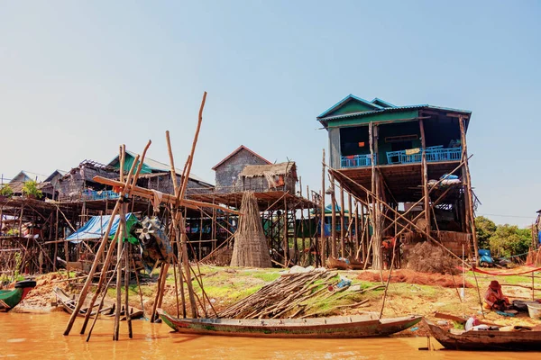 Tonle Sap lake. Kampong Phluk floating fishing village during drought season. Houses on stilts, people and boats. Poor country. Life and work residents Cambodian on water, near Siem Reap, Cambodia — Stock Image Tonle Sap Lake Kampong Phluk Floating Fishing Village Drought Season Stock Picture