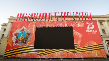 Saint Petersburg, Haziran 2020: Rusya 'daki büyük vatanseverlik savaşının 75. yıldönümü. Saray meydanı. Zafer madalyaları 2. Dünya Savaşı 'nda Sovyetler Birliği' ne geçit töreni