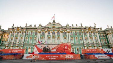 Saint Petersburg, Haziran 2020: Rusya 'daki büyük vatanseverlik savaşının 75. yıldönümü. Saray meydanı. Zafer madalyaları 2. Dünya Savaşı 'nda Sovyetler Birliği' ne geçit töreni