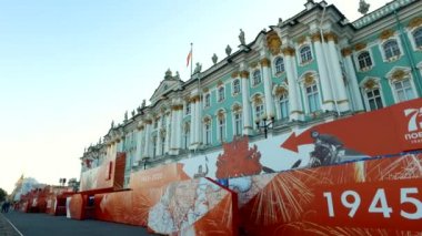 Saint Petersburg, Haziran 2020: Rusya 'daki büyük vatanseverlik savaşının 75. yıldönümü. Saray meydanı. Zafer madalyaları 2. Dünya Savaşı 'nda Sovyetler Birliği' ne geçit töreni