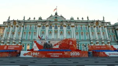 Saint Petersburg, Haziran 2020: Rusya 'daki büyük vatanseverlik savaşının 75. yıldönümü. Saray meydanı. Zafer madalyaları 2. Dünya Savaşı 'nda Sovyetler Birliği' ne geçit töreni