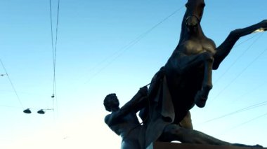 At terbiyecisi Anichkov Köprüsü heykeli. 1851 'de yaratıldı. Saint Petersburg 'un merkezinin eşsiz şehir manzarası. Merkezi tarihi manzara şehri. Rusya 'nın en iyi turistik yerleri. Rusya İmparatorluğunun başkenti