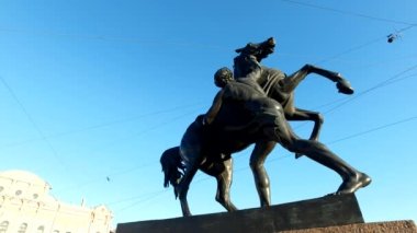 At terbiyecisi Anichkov Köprüsü heykeli. 1851 'de yaratıldı. Saint Petersburg 'un merkezinin eşsiz şehir manzarası. Merkezi tarihi manzara şehri. Rusya 'nın en iyi turistik yerleri. Rusya İmparatorluğunun başkenti