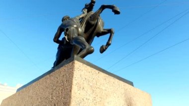 At terbiyecisi Anichkov Köprüsü heykeli. 1851 'de yaratıldı. Saint Petersburg 'un merkezinin eşsiz şehir manzarası. Merkezi tarihi manzara şehri. Rusya 'nın en iyi turistik yerleri. Rusya İmparatorluğunun başkenti