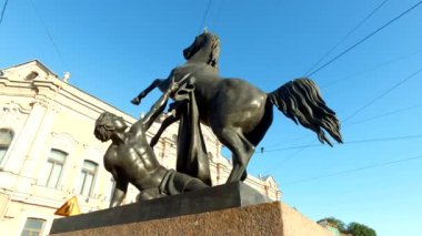 At terbiyecisi Anichkov Köprüsü heykeli. 1851 'de yaratıldı. Saint Petersburg 'un merkezinin eşsiz şehir manzarası. Merkezi tarihi manzara şehri. Rusya 'nın en iyi turistik yerleri. Rusya İmparatorluğunun başkenti