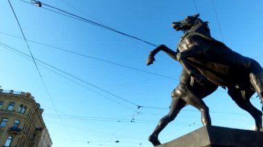 At terbiyecisi Anichkov Köprüsü heykeli. 1851 'de yaratıldı. Saint Petersburg 'un merkezinin eşsiz şehir manzarası. Merkezi tarihi manzara şehri. Rusya 'nın en iyi turistik yerleri. Rusya İmparatorluğunun başkenti