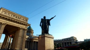 Nevsky Bulvarı 'ndaki Kazan Katedrali yakınlarındaki Kutuzov anıtı. Saint Petersburg 'un merkezinin eşsiz şehir manzarası. Merkezi tarihi manzara şehri. Rusya 'nın en iyi turistik yerleri. Rusya İmparatorluğunun başkenti