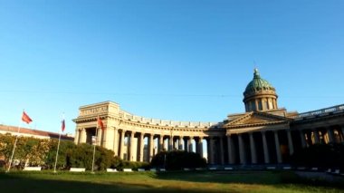 Nevsky Bulvarı 'ndaki Kazan Katedrali ve park yeri yok. Saint Petersburg 'un merkezinin eşsiz şehir manzarası. Merkezi tarihi manzara şehri. Rusya 'nın en iyi turistik yerleri. Rusya İmparatorluğunun başkenti