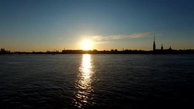 Panorama Peter ve Paul kalesi ve Neva nehri gün batımında. Saint Petersburg 'un merkezinin eşsiz şehir manzarası. Merkezi tarihi manzara şehri. Rusya 'nın en iyi turistik yerleri. Rusya İmparatorluğunun başkenti