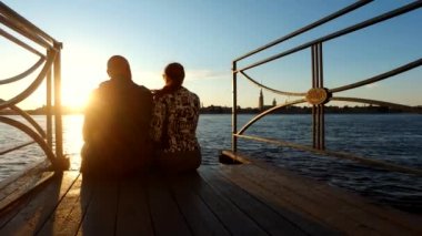 İnsanlar Peter ve Paul kalesini ve Neva nehrinin batışını izliyor. Saint Petersburg 'un merkezinin eşsiz şehir manzarası. Merkezi tarihi manzara şehri. Rusya 'nın en iyi turistik yerleri. Rusya İmparatorluğunun başkenti