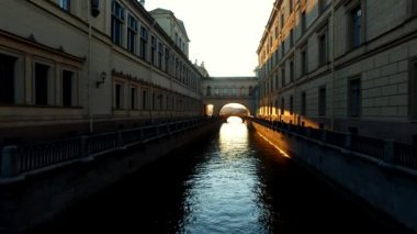 Günbatımında Neva Nehri 'nden Hermitage Köprüsü' ne giden kış kanalı. Saint Petersburg şehir merkezinin eşsiz şehir manzarası. Merkezi tarihi manzara şehri. Rusya 'nın en iyi turistik yerleri. Rusya İmparatorluğunun başkenti