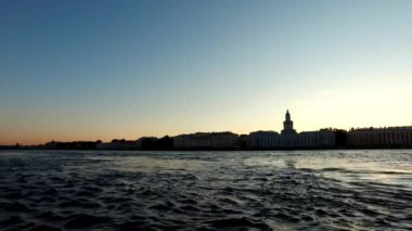 Panorama Beyaz Geceleri. Kuntskamera ve Neva nehri gün batımında. Saint Petersburg 'un merkezinin eşsiz şehir manzarası. Merkezi tarihi manzara şehri. Rusya 'nın en iyi turistik yerleri. Rusya İmparatorluğunun başkenti