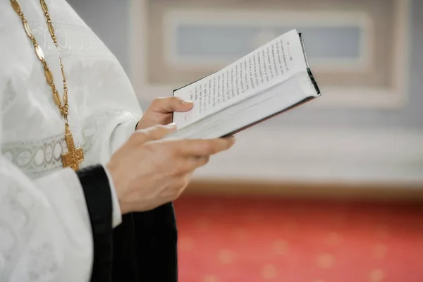 Sacerdote Tiene Libro Oraciones Para Bautismo Iglesia Ritual Del Sacramento — Foto de Stock