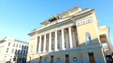 Alexandrinsky Tiyatrosu 'nun güneşli havası kapanıyor. Saint Petersburg 'un merkezinin eşsiz şehir manzarası. Merkezi tarihi manzara şehri. Rusya 'nın en iyi turistik yerleri. Rusya İmparatorluğunun başkenti