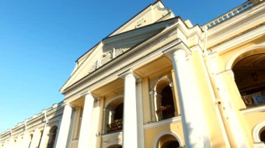 Gostiny Dvor alışveriş galerisi güneş günü havası. Saint Petersburg 'un merkezinin eşsiz şehir manzarası. Merkezi tarihi manzara şehri. Rusya 'nın en iyi turistik yerleri. Rusya İmparatorluğunun başkenti