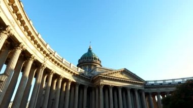 Nevsky Bulvarı 'ndaki Kazan Katedrali, güneşli hava. Saint Petersburg 'un merkezinin eşsiz şehir manzarası. Merkezi tarihi manzara şehri. Rusya 'nın en iyi turistik yerleri. Rusya İmparatorluğunun başkenti