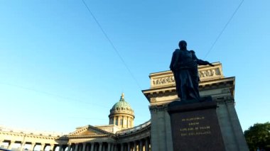 Nevsky 'deki Kazan Katedrali yakınlarındaki Barclay de Tolly Anıtı. Saint Petersburg 'un merkezinin eşsiz şehir manzarası. Merkezi tarihi manzara şehri. Rusya 'nın en iyi turistik yerleri. Rusya İmparatorluğunun başkenti