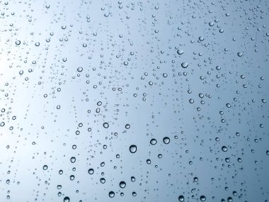 Arka plandaki su damlaları. Doğal yağmur damlaları. Pencere camlarına yağmur damlası. Camdaki yağmur damlalarının soyut bir görüntüsü. Soyut yağmur damlası cam üzerine yağar. Bir yazı veya logo için yer