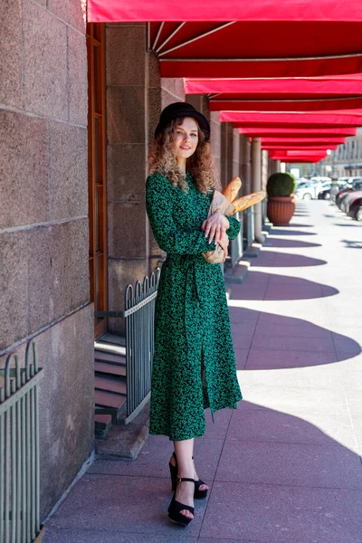 Πορτρέτο Γυναίκα Ντυμένη Γαλλικό Στυλ Μπαγκέτα Στο Χέρι Γαλλικό Στυλ — Φωτογραφία Αρχείου