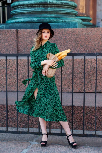 Portrait Woman Dressed French Style Baguette Hand French Style Paris — Stock Photo, Image