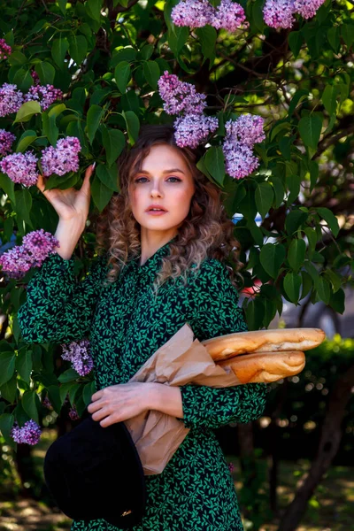 Hübsches Mädchen Französischen Stil Mit Baguette Der Hand Und Flieder — Stockfoto