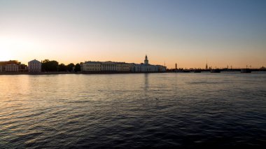 Neva manzaralı, Kuntskamera Müzesi, Palace Köprüsü. Beyaz gece. Benzersiz şehir peyzaj merkezi Saint Petersburg. Merkezi tarihi manzara şehri. Rusya 'nın en iyi turistik yerleri. Rusya İmparatorluğunun başkenti