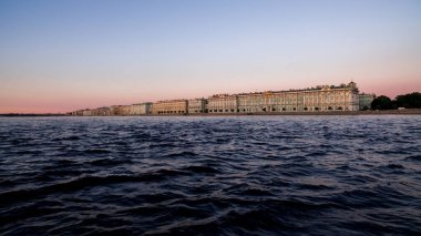 Hermitage Müzesi 'ne bakın. Neva Nehri ve Kış Sarayı. Beyaz gece. Benzersiz şehir peyzaj merkezi Saint Petersburg. Merkezi tarihi manzara şehri. Rusya 'nın en iyi turistik yerleri. Rusya İmparatorluğunun başkenti