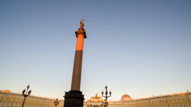 Gündüz vakti Palace Meydanı 'nda Alexander Column. Saint Petersburg 'un merkezinin eşsiz şehir manzarası. Merkezi tarihi manzara şehri. Rusya 'nın en iyi turistik yerleri. Rusya İmparatorluğunun başkenti