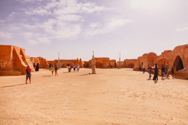 Tunus, Mayıs 2014: Sahra Çölü 'nde Yıldız Savaşları madalyası. Orijinal setin görünümü filmde kullanıldı. Tunus 'ta Ong Jewel Star Wars konumu. Ong Jemel, Tunus 'taki binalar. Göle yakın bir yer