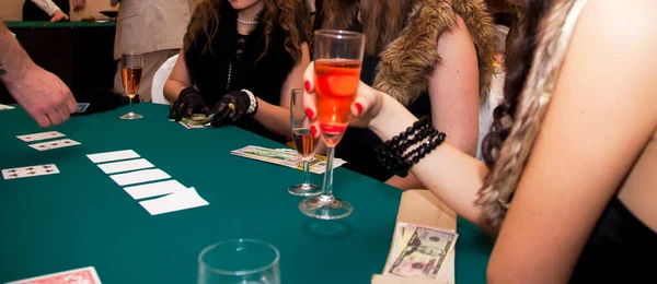 ホームカジノ 男性と女性はカードゲームをプレイ 数字にお金とチップで賭けを配置します テーブルの緑の布 大人のためのギャンブルゲーム ポーカーゲーム ブラックジャック ジャックポット — ストック写真