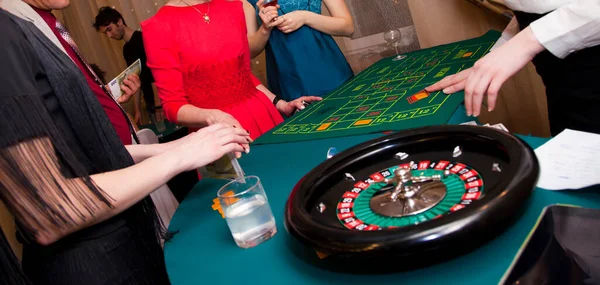 ホームカジノ 男性と女性がルーレットをする 数字でお金とチップで賭けをします ゲームテーブルの緑の布 大人のためのギャンブルゲーム 賭けはすべて受け入れられ 賭けはもうありません — ストック写真