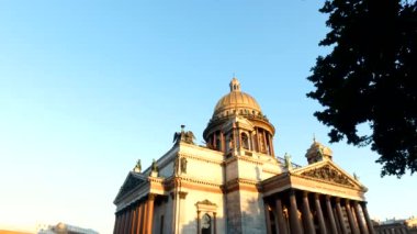 Gün batımında Aziz Isaac Katedrali. Beyaz gece. Isaac Meydanı Müzesi. Benzersiz şehir peyzaj merkezi Saint Petersburg. Merkezi tarihi manzara şehri. Rusya 'nın en iyi turistik yerleri. Rusya İmparatorluğunun başkenti
