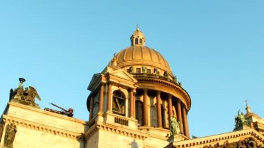 Gün batımında Aziz Isaac Katedrali. Beyaz gece. Isaac Meydanı Müzesi. Benzersiz şehir peyzaj merkezi Saint Petersburg. Merkezi tarihi manzara şehri. Rusya 'nın en iyi turistik yerleri. Rusya İmparatorluğunun başkenti