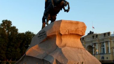 Bronz süvari anıtı günbatımını aydınlattı. Neva River 'dan görüntü. Benzersiz şehir peyzaj merkezi Saint Petersburg. Merkezi tarihi manzara şehri. Rusya 'nın en iyi turistik yerleri. Rusya İmparatorluğunun başkenti