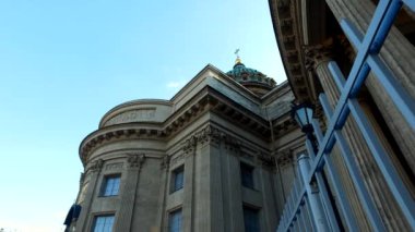 Nevsky Bulvarı 'ndaki Kazan Katedrali, güneşli hava. Kolonlar yakın çekim. Saint Petersburg 'un eşsiz şehir peyzajı. Merkezi tarihi manzara şehri. Rusya 'nın en iyi turistik yerleri. Rusya İmparatorluğunun başkenti