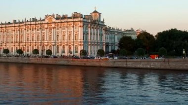 Hermitage Müzesi 'ne bakın. Neva Nehri ve Kış Sarayı. Beyaz gece. Benzersiz şehir peyzaj merkezi Saint Petersburg. Merkezi tarihi manzara şehri. Rusya 'nın en iyi turistik yerleri. Rusya İmparatorluğunun başkenti