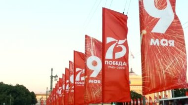 Saint Petersburg, Haziran 2020: Rusya 'daki büyük vatanseverlik savaşının 75. yıldönümü. Saray köprüsü. Zafer madalyaları 2. Dünya Savaşı 'nda Sovyetler Birliği' ne geçit töreni