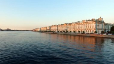 Hermitage Müzesi 'ne bakın. Neva Nehri ve Kış Sarayı. Beyaz gece. Benzersiz şehir peyzaj merkezi Saint Petersburg. Merkezi tarihi manzara şehri. Rusya 'nın en iyi turistik yerleri. Rusya İmparatorluğunun başkenti