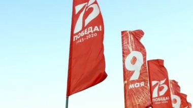 Saint Petersburg, Haziran 2020: Rusya 'daki büyük vatanseverlik savaşının 75. yıldönümü. Saray köprüsü. Zafer madalyaları 2. Dünya Savaşı 'nda Sovyetler Birliği' ne geçit töreni