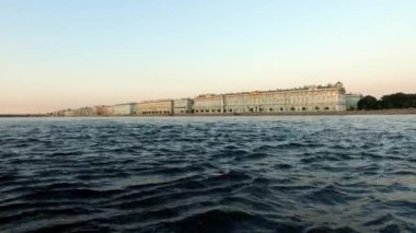 Hermitage Müzesi 'ne bakın. Neva Nehri ve Kış Sarayı. Beyaz gece. Benzersiz şehir peyzaj merkezi Saint Petersburg. Merkezi tarihi manzara şehri. Rusya 'nın en iyi turistik yerleri. Rusya İmparatorluğunun başkenti