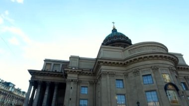 Nevsky Bulvarı 'ndaki Kazan Katedrali, güneşli hava. Kolonlar yakın çekim. Saint Petersburg 'un eşsiz şehir peyzajı. Merkezi tarihi manzara şehri. Rusya 'nın en iyi turistik yerleri. Rusya İmparatorluğunun başkenti