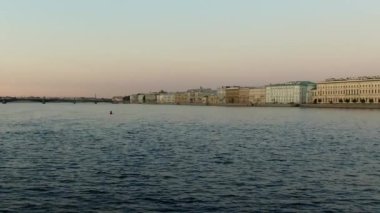 Hermitage Müzesi 'ne bakın. Neva Nehri ve Kış Sarayı. Beyaz gece. Benzersiz şehir peyzaj merkezi Saint Petersburg. Merkezi tarihi manzara şehri. Rusya 'nın en iyi turistik yerleri. Rusya İmparatorluğunun başkenti