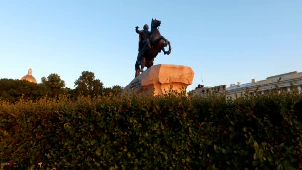 Χάλκινο Μνημείο Ιππέα Φωτισμένο Ηλιοβασίλεμα Θέα Από Τον Ποταμό Νέβα — Αρχείο Βίντεο